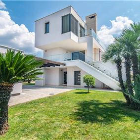 4 bedroom villa with pool near Pula, sleeps 8